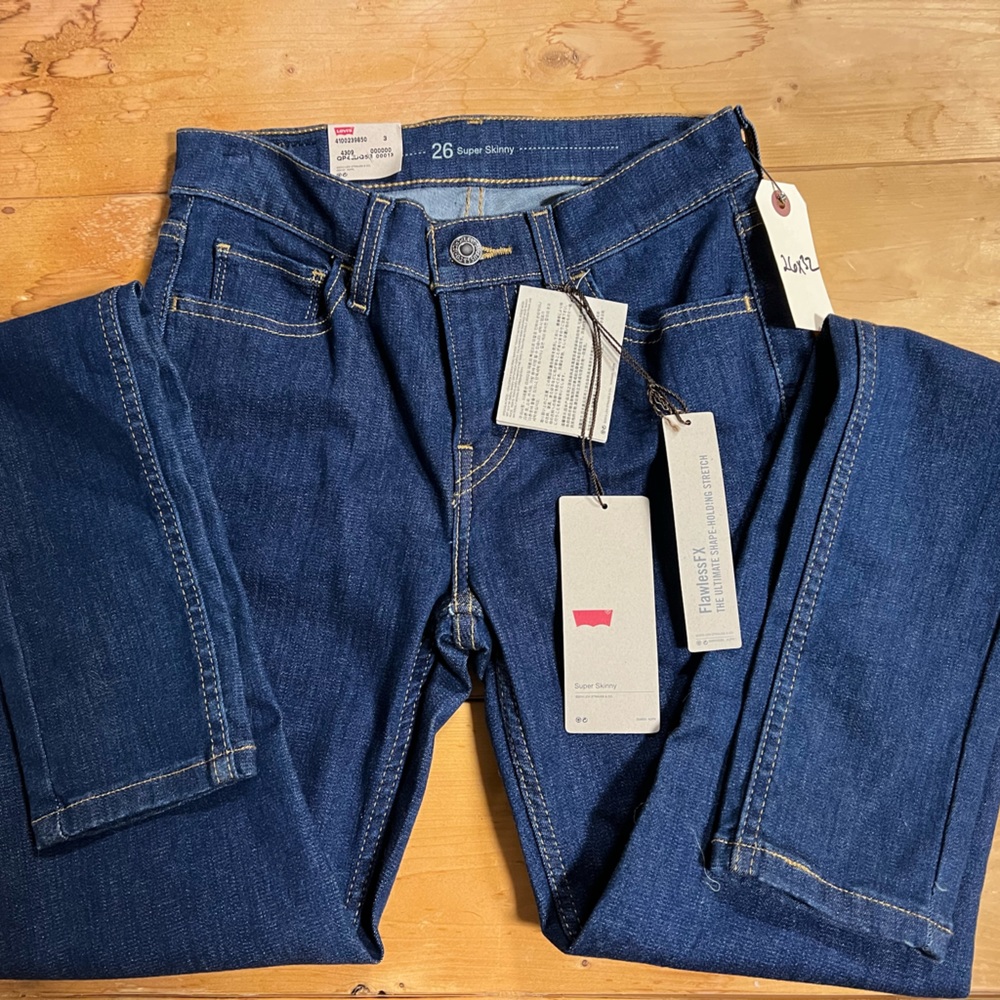 Never worn, tags still on. Levi’s Super Skinny Women’s Jean. Size 26/32.